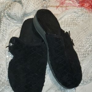 Vionic House Slippers! US Size 9!